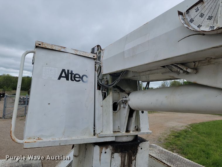 image for item JL9503 2001 International 4800  digger derrick truck