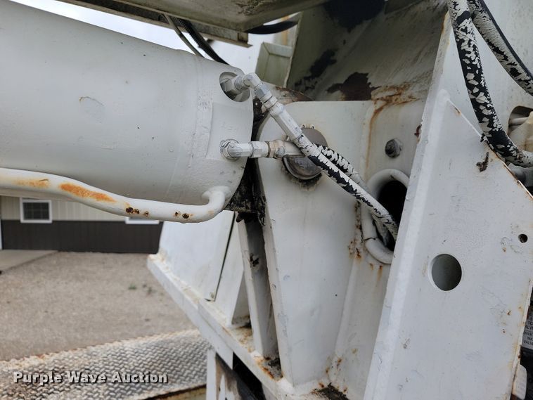 image for item JL9503 2001 International 4800  digger derrick truck