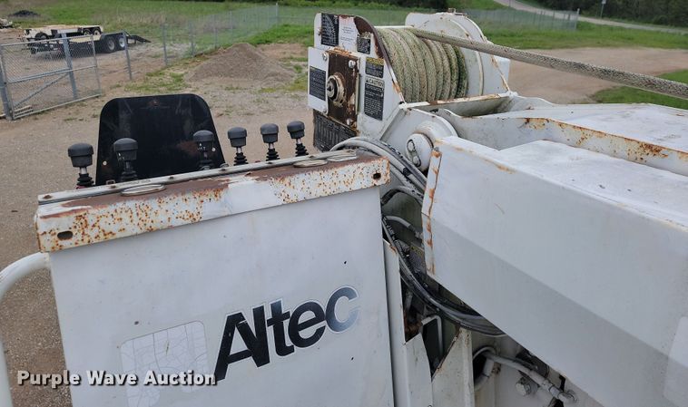 image for item JL9503 2001 International 4800  digger derrick truck