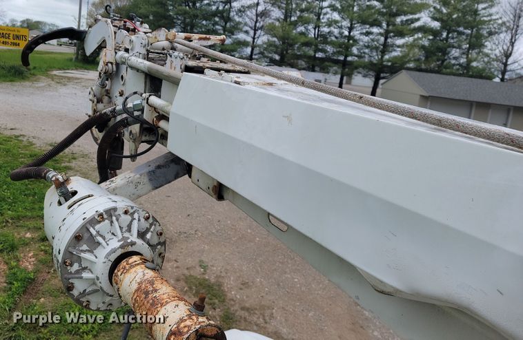 image for item JL9503 2001 International 4800  digger derrick truck