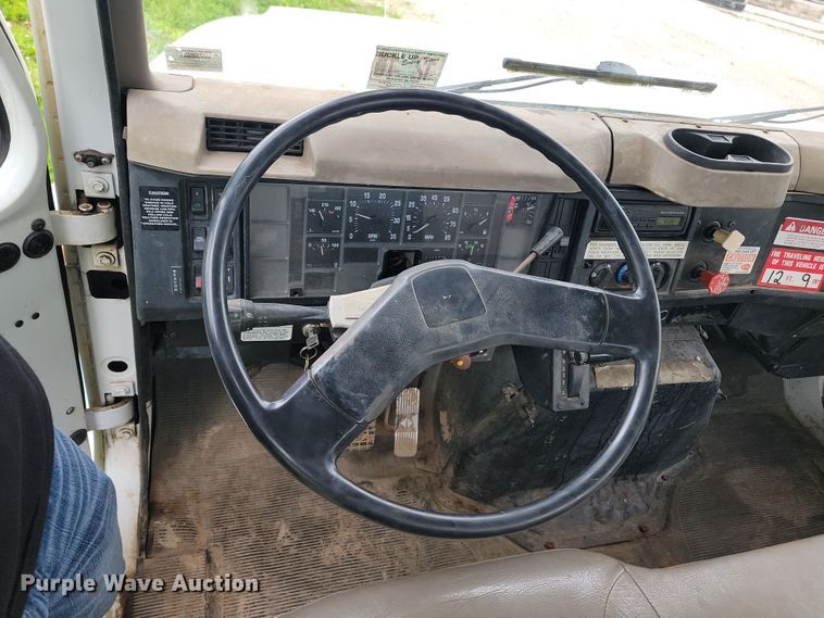 image for item JL9503 2001 International 4800  digger derrick truck