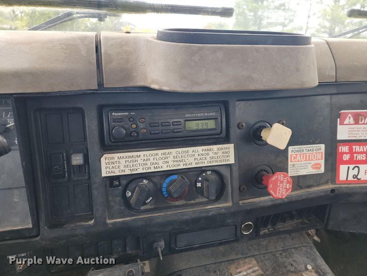 image for item JL9503 2001 International 4800  digger derrick truck