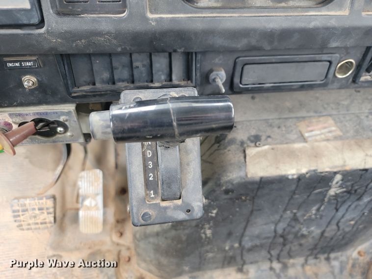 image for item JL9503 2001 International 4800  digger derrick truck