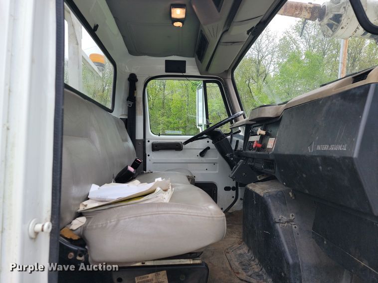 image for item JL9503 2001 International 4800  digger derrick truck