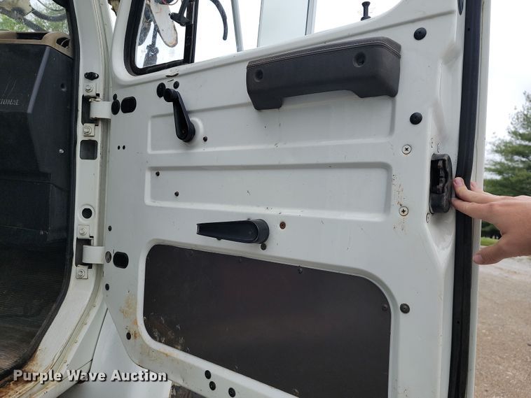 image for item JL9503 2001 International 4800  digger derrick truck