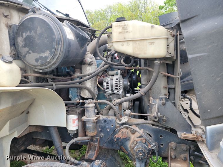 image for item JL9503 2001 International 4800  digger derrick truck