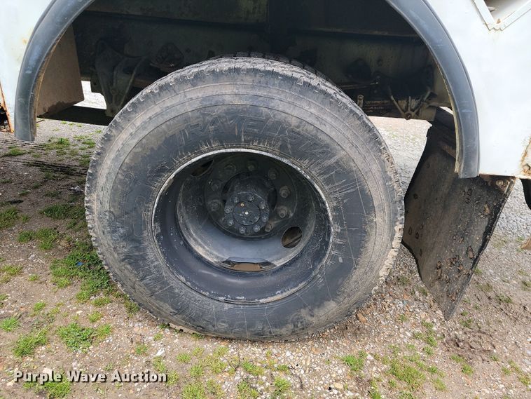 image for item JL9503 2001 International 4800  digger derrick truck