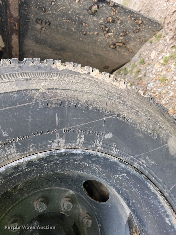 image for item JL9503 2001 International 4800  digger derrick truck