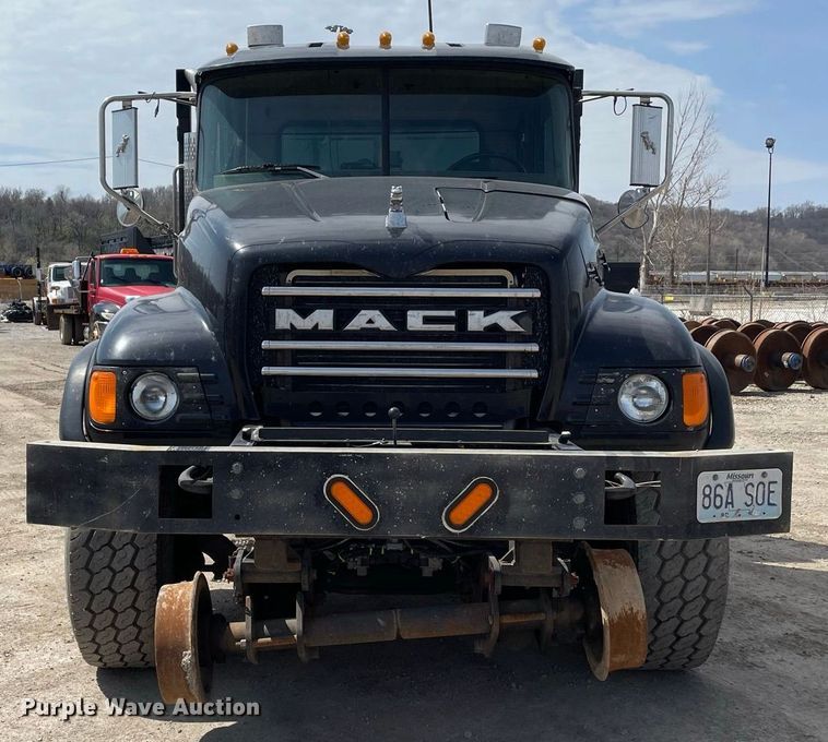 image for item JR9833 2006 Mack CV713  crane truck