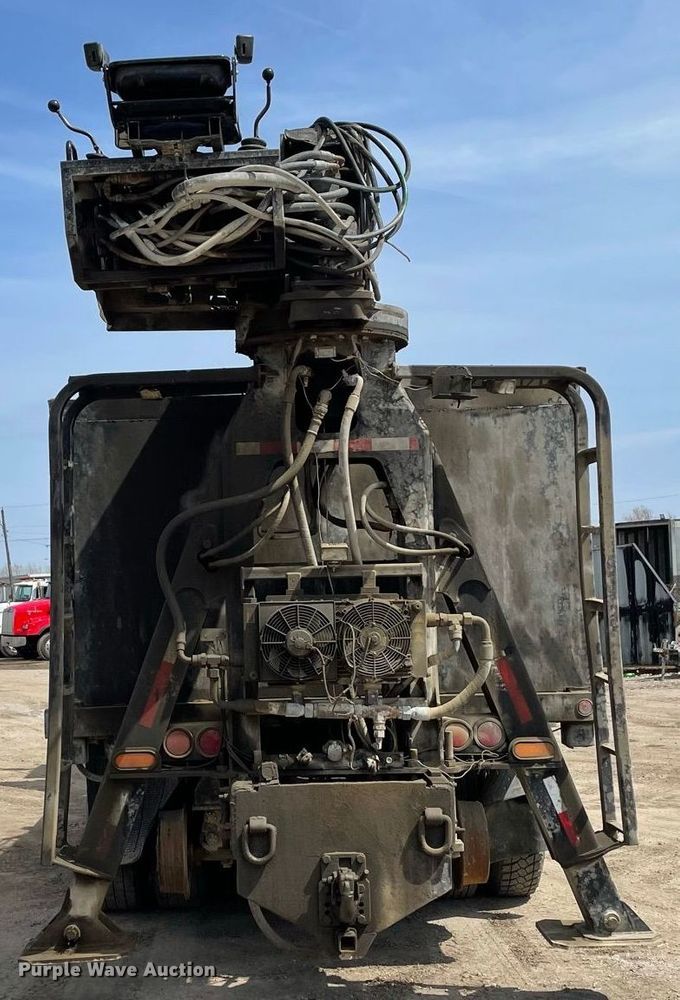 image for item JR9833 2006 Mack CV713  crane truck