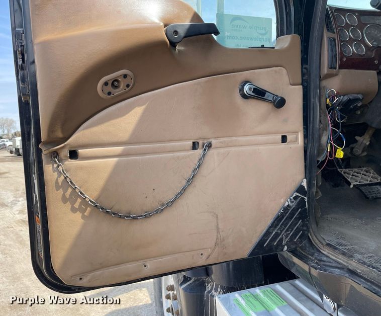 image for item JR9833 2006 Mack CV713  crane truck