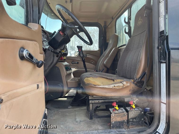 image for item JR9833 2006 Mack CV713  crane truck