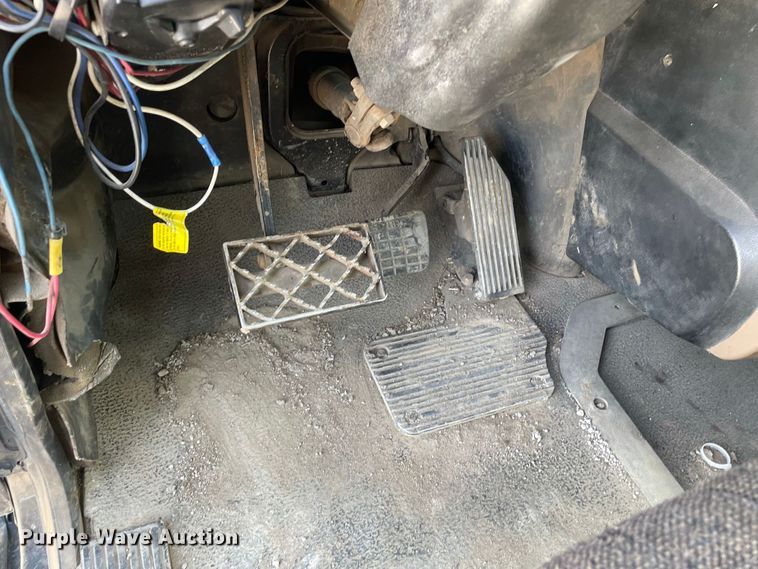 image for item JR9833 2006 Mack CV713  crane truck