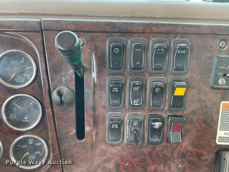 image for item JR9833 2006 Mack CV713  crane truck