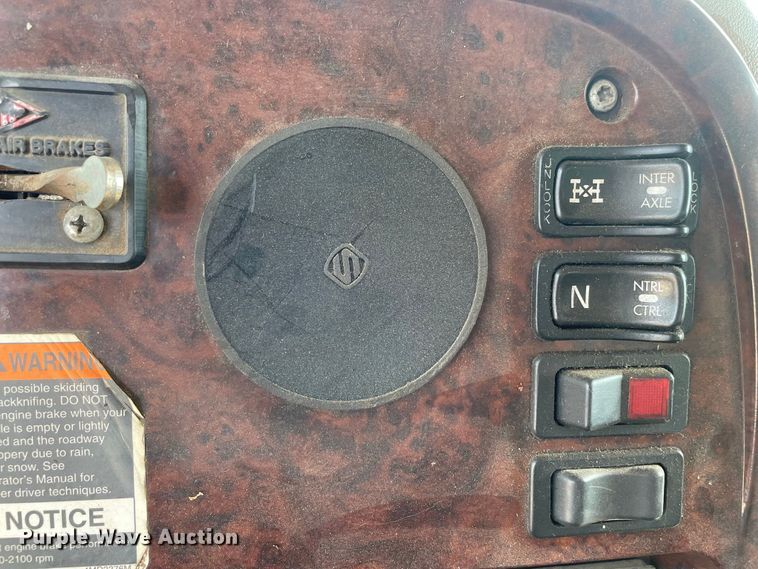 image for item JR9833 2006 Mack CV713  crane truck