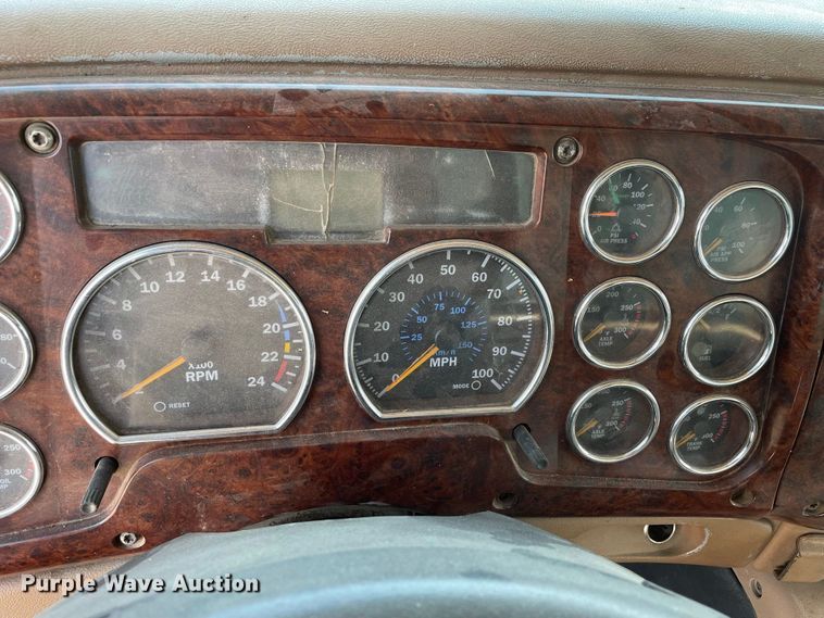 image for item JR9833 2006 Mack CV713  crane truck