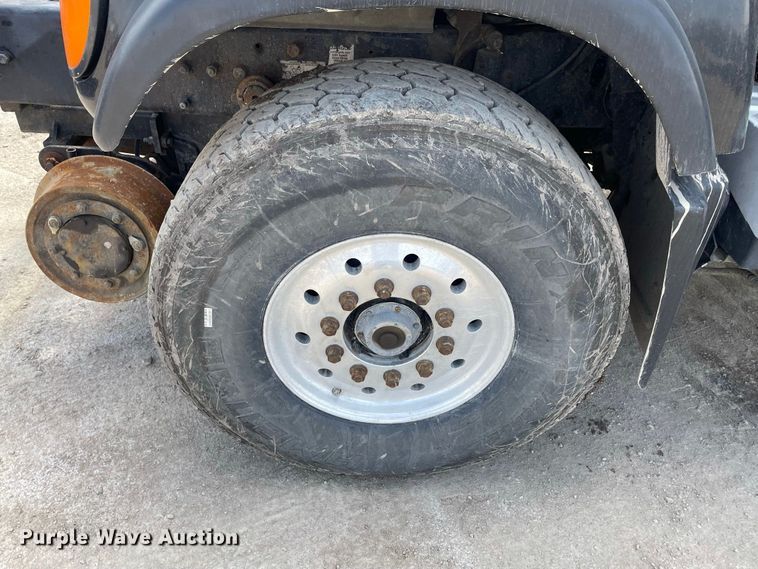 image for item JR9833 2006 Mack CV713  crane truck