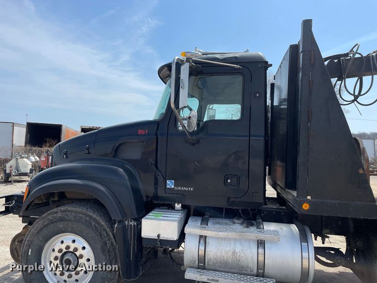 image for item JR9833 2006 Mack CV713  crane truck