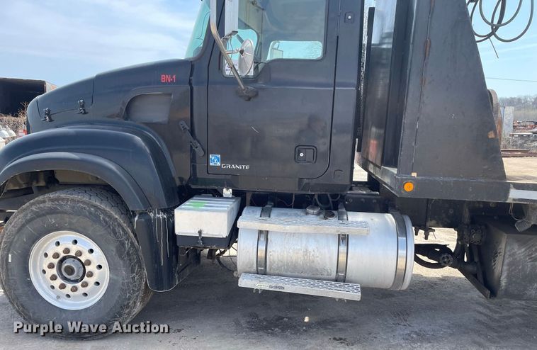 image for item JR9833 2006 Mack CV713  crane truck