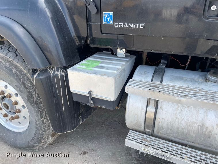 image for item JR9833 2006 Mack CV713  crane truck