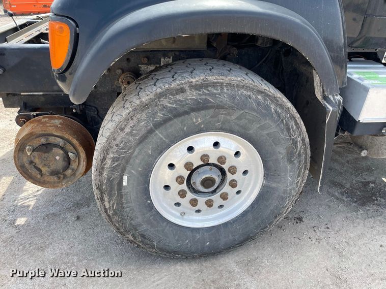 image for item JR9833 2006 Mack CV713  crane truck