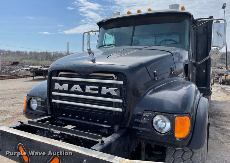 image for item JR9833 2006 Mack CV713  crane truck