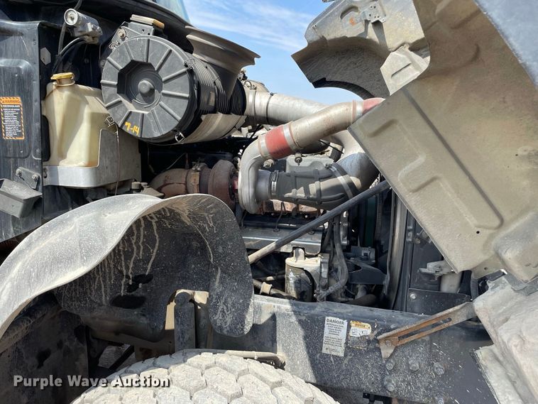 image for item JR9833 2006 Mack CV713  crane truck