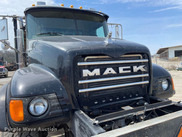 image for item JR9833 2006 Mack CV713  crane truck