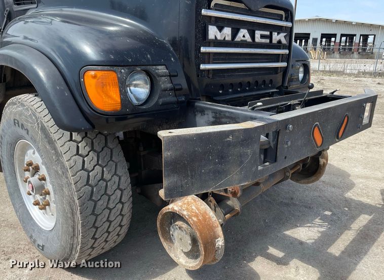 image for item JR9833 2006 Mack CV713  crane truck