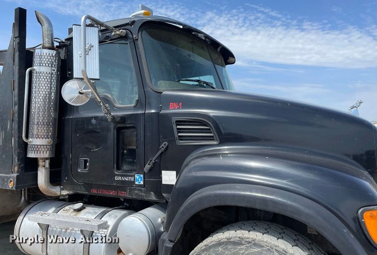 image for item JR9833 2006 Mack CV713  crane truck