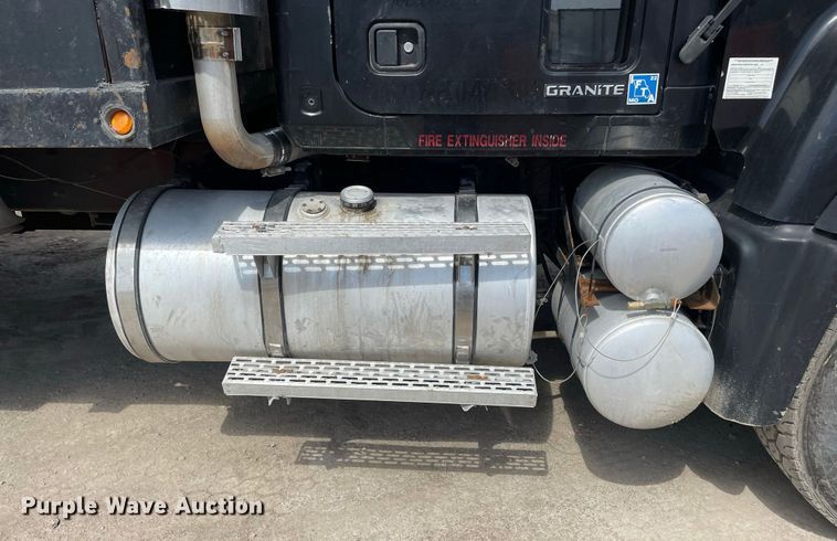 image for item JR9833 2006 Mack CV713  crane truck