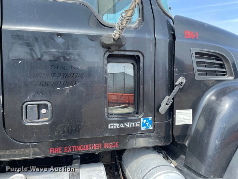 image for item JR9833 2006 Mack CV713  crane truck