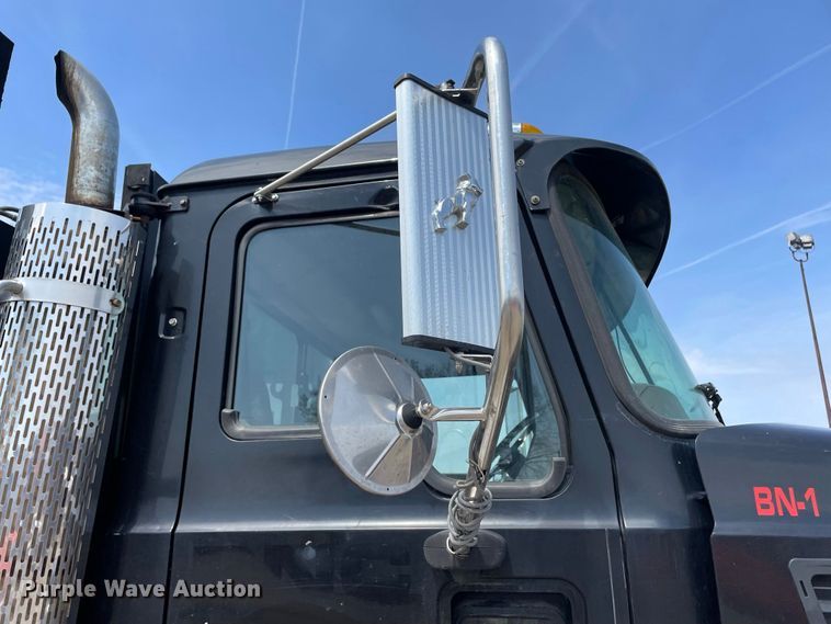 image for item JR9833 2006 Mack CV713  crane truck