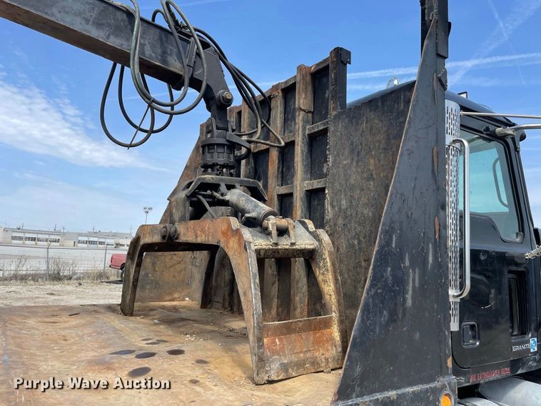 image for item JR9833 2006 Mack CV713  crane truck