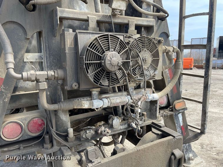 image for item JR9833 2006 Mack CV713  crane truck