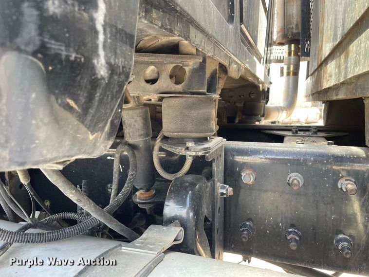 image for item JR9833 2006 Mack CV713  crane truck