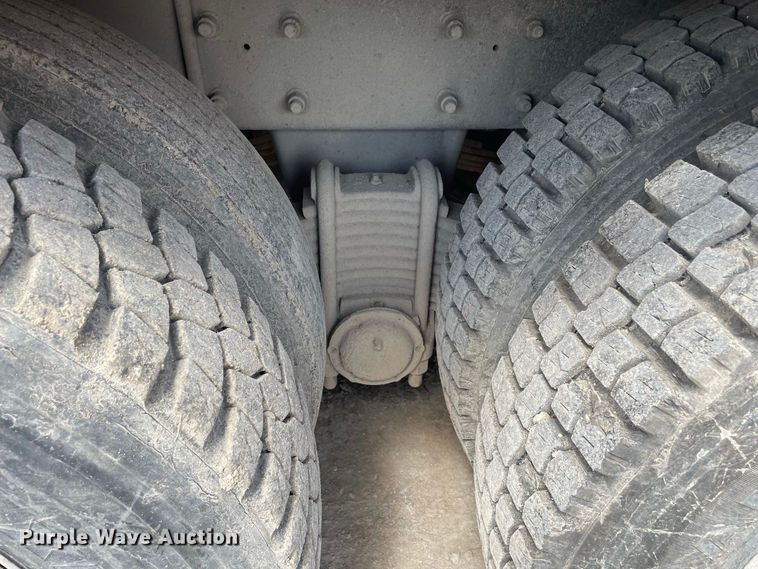 image for item JR9833 2006 Mack CV713  crane truck