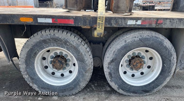 image for item JR9833 2006 Mack CV713  crane truck