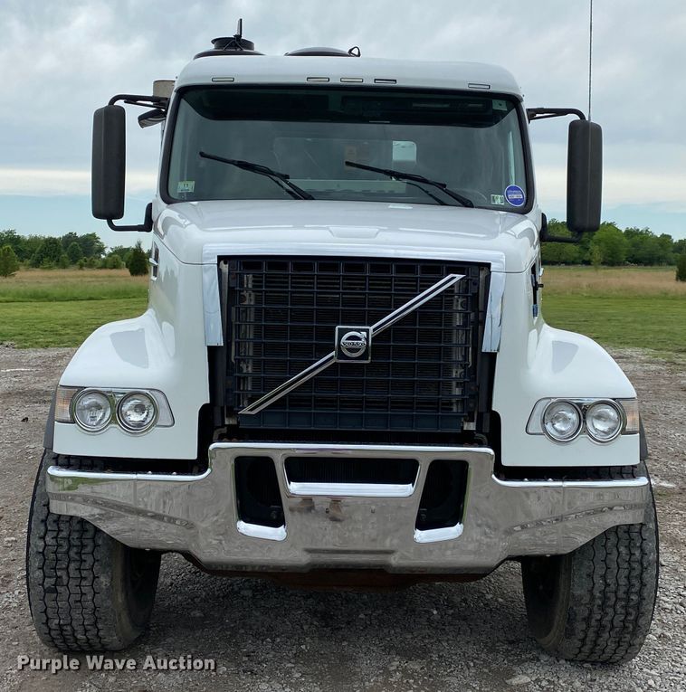 image for item JU9217 2010 Volvo VHD  vacuum truck