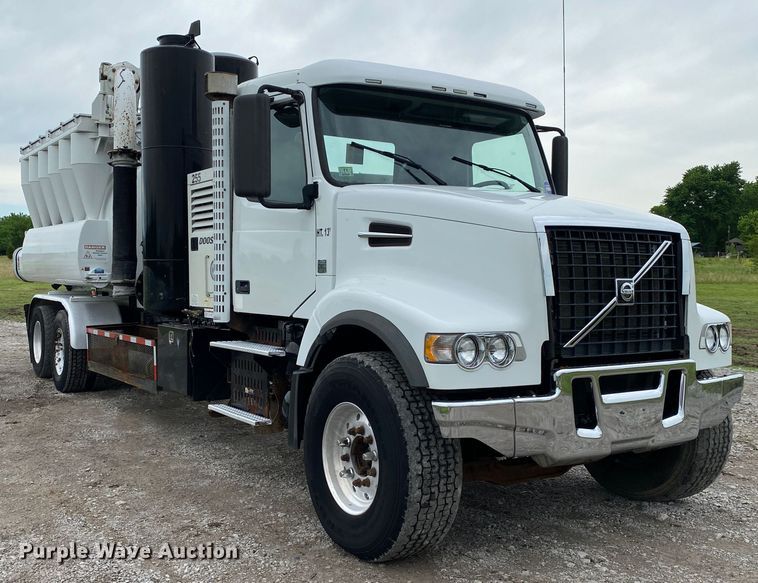 image for item JU9217 2010 Volvo VHD  vacuum truck