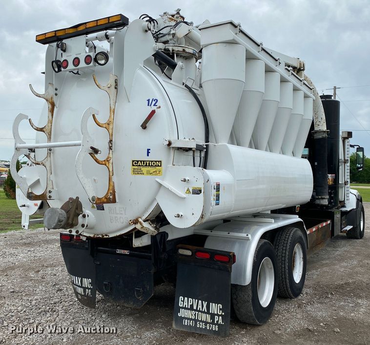 image for item JU9217 2010 Volvo VHD  vacuum truck