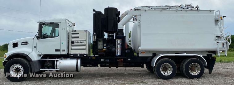 image for item JU9217 2010 Volvo VHD  vacuum truck