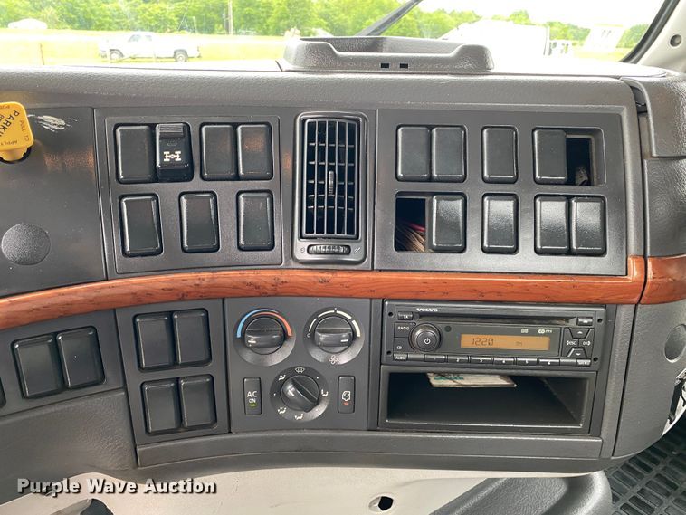 image for item JU9217 2010 Volvo VHD  vacuum truck