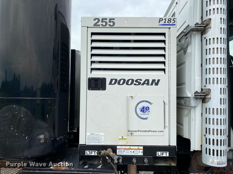 image for item JU9217 2010 Volvo VHD  vacuum truck