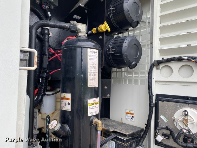 image for item JU9217 2010 Volvo VHD  vacuum truck