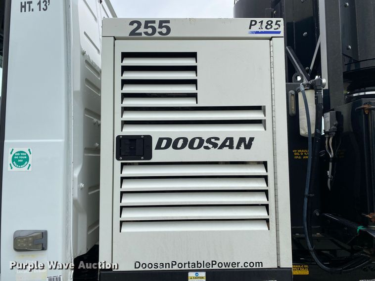 image for item JU9217 2010 Volvo VHD  vacuum truck