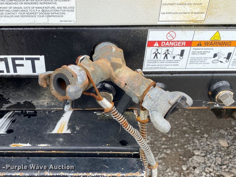 image for item JU9217 2010 Volvo VHD  vacuum truck