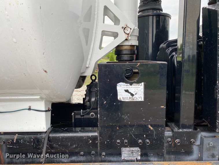 image for item JU9217 2010 Volvo VHD  vacuum truck