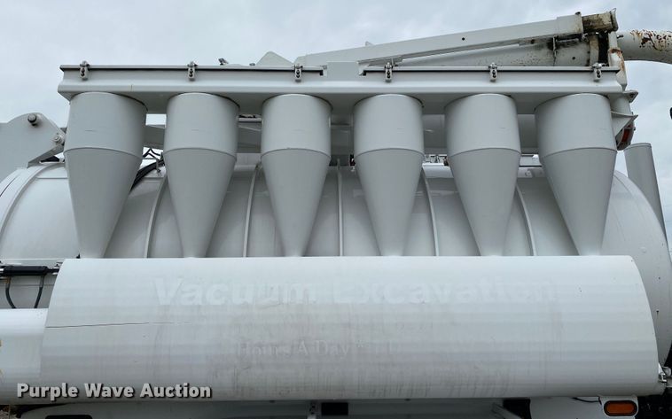 image for item JU9217 2010 Volvo VHD  vacuum truck