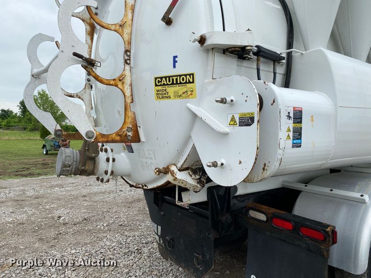 image for item JU9217 2010 Volvo VHD  vacuum truck